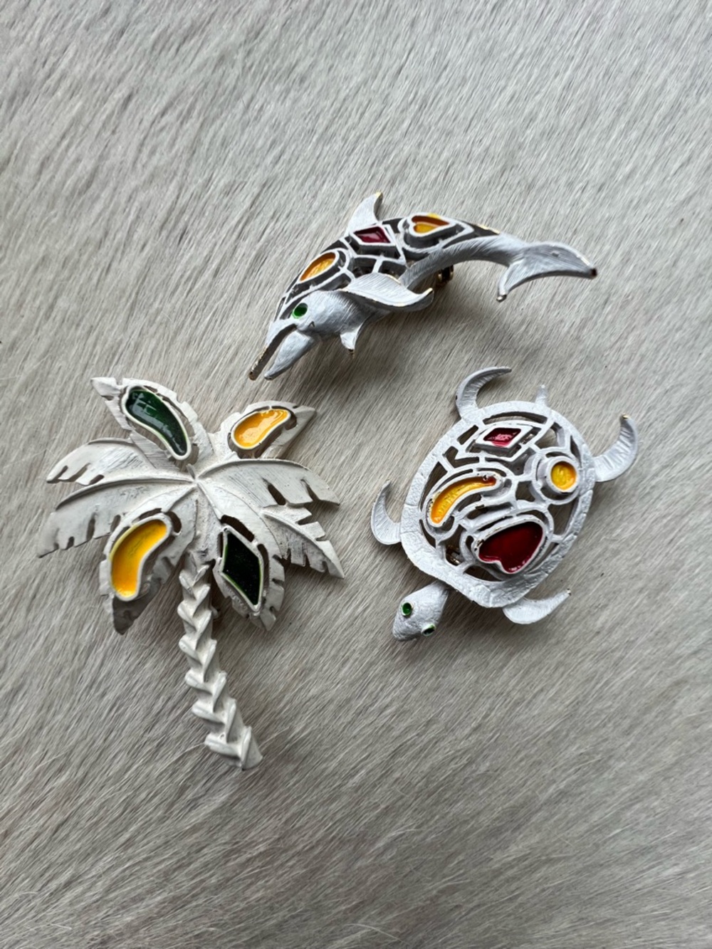 SET OF 3 VINTAGE ENAMEL PINS / DOLPHIN TURTLE & PALM TREE